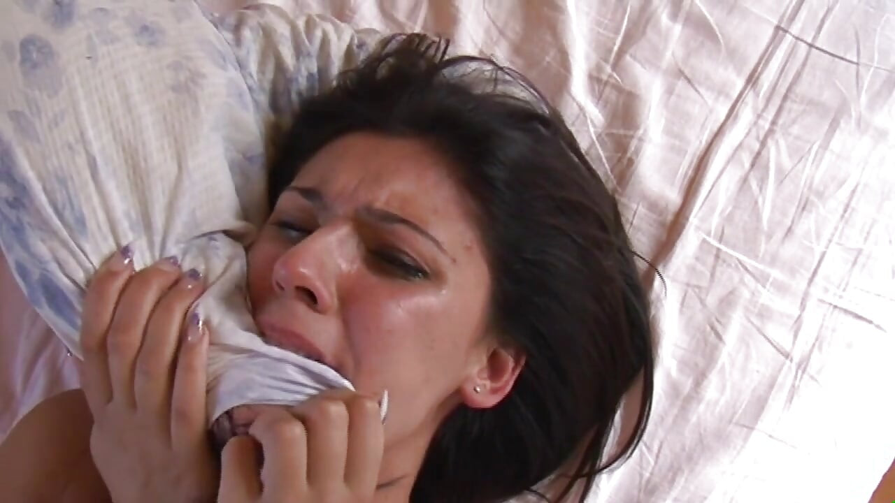 Profunda e dura penetração anal para uma morena sexy amadora