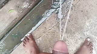 Ragazzo indiano carino che mostra il suo grosso cazzo e piscia