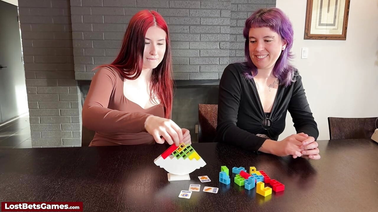 Des jouets sexy sortent au fur et à mesure que le jeu de strip-tease est gagné
