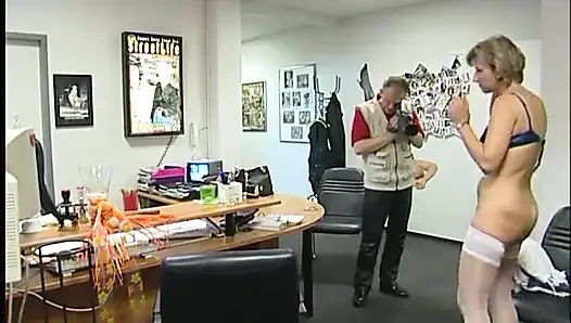 Зрелую блондинку трахают раком на кастинге