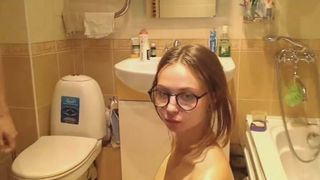 Крошка-студентка делает минет в ванной