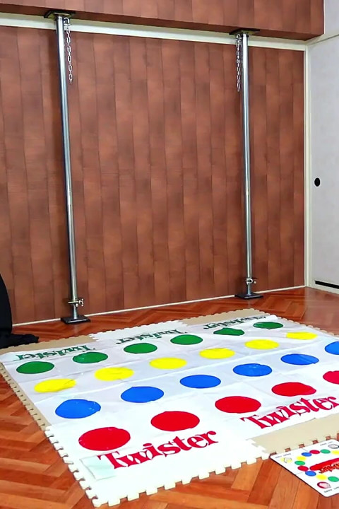 Experimentando Twister com um vibrador inserido enquanto suporta o orgasmo
