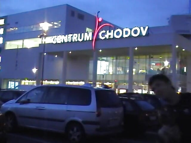 Urocza euro loszka wieje penisa na zewnątrz przed waleniem w domu