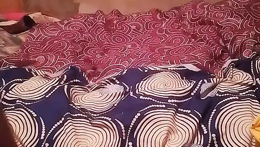 Mencoba untuk bermain seperti pelacur dengan tubuh seksiku