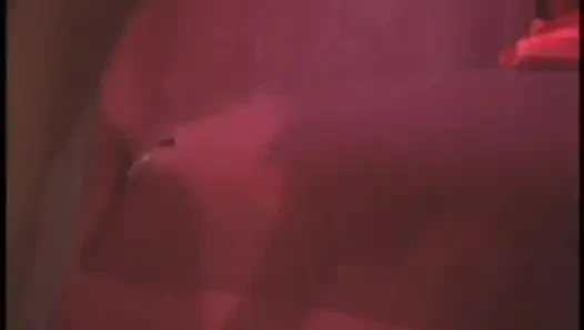 Brünette hure auf den knien und gibt harten schwanz von typen einen blowjob