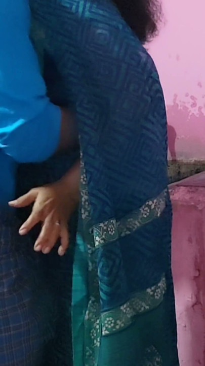 Ibu tiri mencuci piring di dapur dan anak laki-laki berhubungan seks dengannya | Klip 1