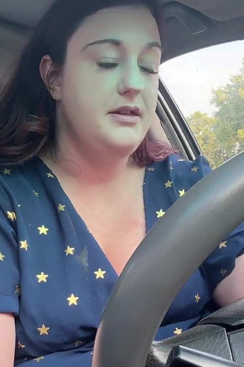 Une lutte estivale torride se fait branler nue et en sueur sur le siège du conducteur