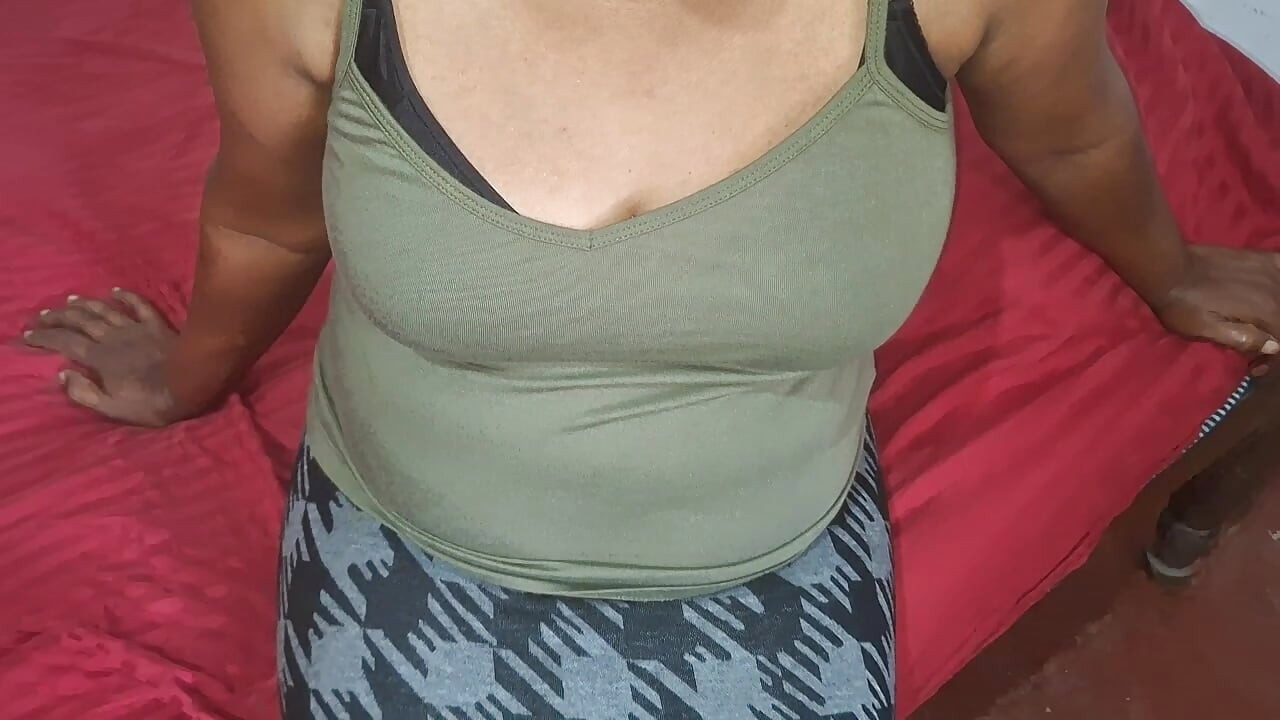 أم عزباء مدمنة على الجنس