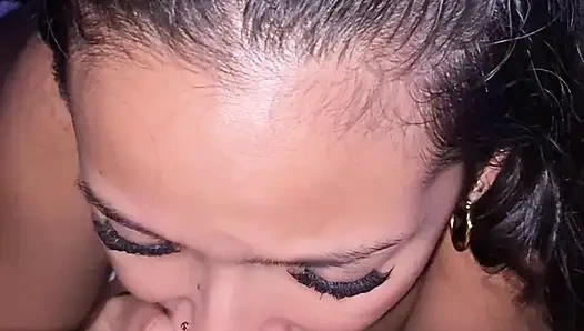 Сосет его член каждый день - мое хобби