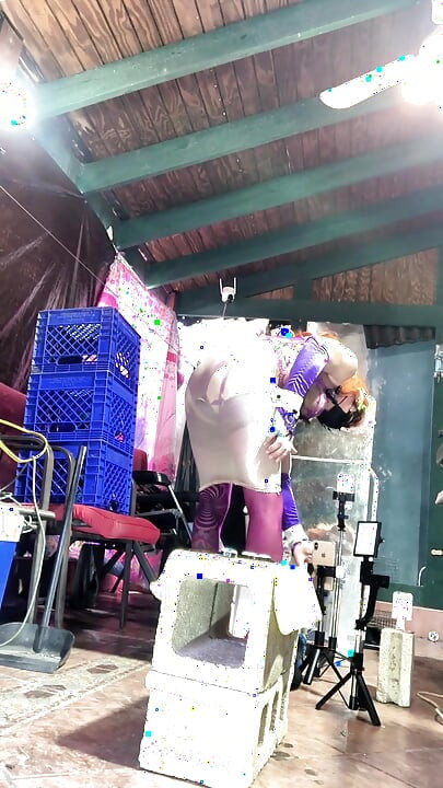 Sexy Shemale ve fialové prádélku si vkládá láhev do zadku