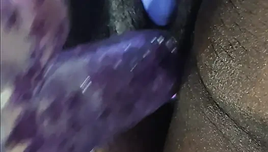 Lola Bunni засовывает это в ее киску!!