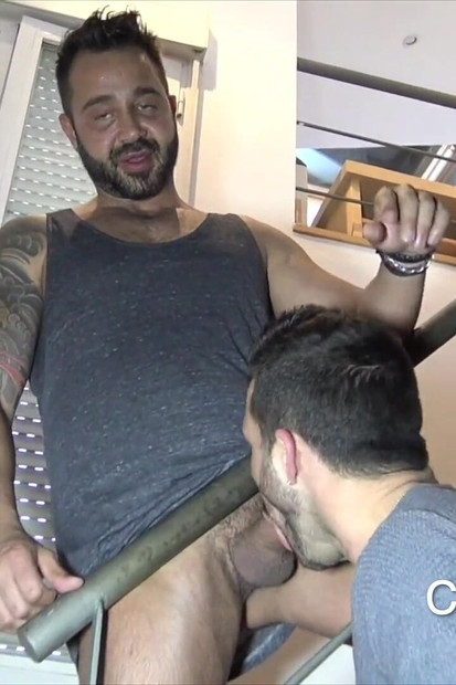 ラテン系男がポルノスターのマーティン・マッツァに生で犯される