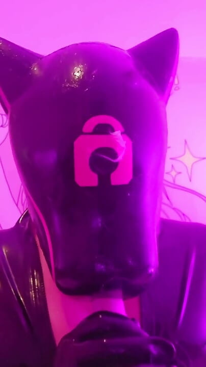 Latexpop Neukt Haar Mond Met Een Enorme Tentakel