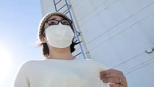 Evli kadın açık otoparkta cesurca mastürbasyon yapıyor