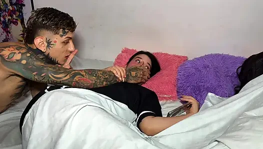 Waktu aku lagi di ranjang, pacarku sahabatku di kamarku sendiri!