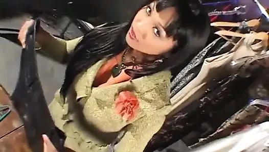 Moda butiğinin kızgın sahibi Mika Tan iş yerinde hiçbir şey yapmadığı için işçisine kızgın