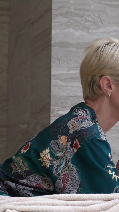 पतली साबुनी सौतेली मम्मी बाथटब में हस्तमैथुन कर रही है