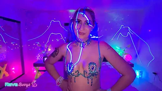 Dahlia Noire vahşi neon aydınlatmalı özel bir seks için partiden ayrılıyor!
