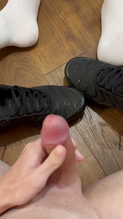 Kille runkar i strumpor och sprutar på sneakers
