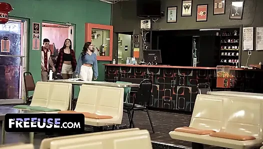 Armani black si cewek semok kulit hitam & aubrey babcock berbagi kontol di seks threesome hot