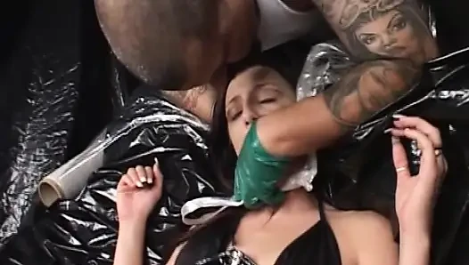 Eldivenli yumruk amcığını genişletiyor ve sırılsıklam