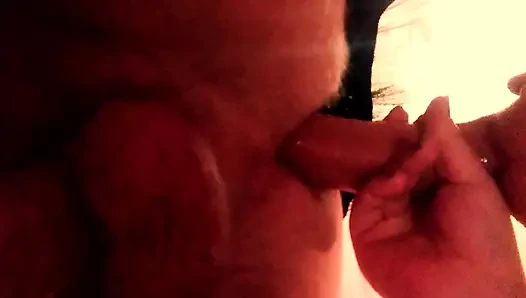 Peras susu anal dengan mengisap kontol dan banyak mani muncrat di mulutku