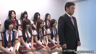 Japanische Schulmädchen machen während des Idols c