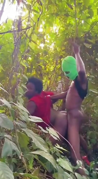 Lo Llevé a Los Arbustos Y Lo Follé Caliente..