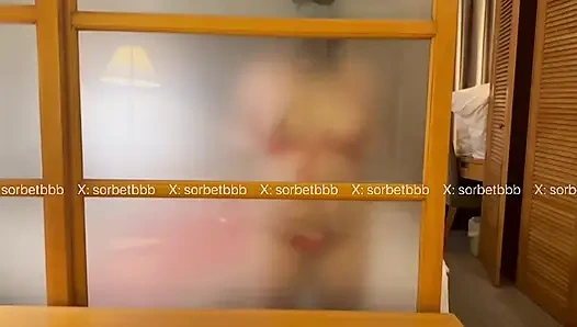 Asiatischer roter mikro-bikini, öliger tanz und glaslecken