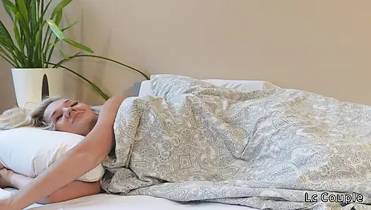 Gerçek bir çiftle yavaş şehvetli bir sabah birlikte uyanıyor