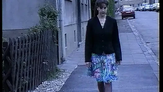 Abgeschleppte deutsche hure spielt mit dildo vor der kamera