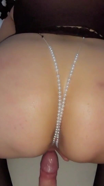 Captivating moment von "POV selbstgedrehter sex, geile amateur-milf mit langen schamlippen wird von hinten in strümpfen und perlen-tanga gefickt"