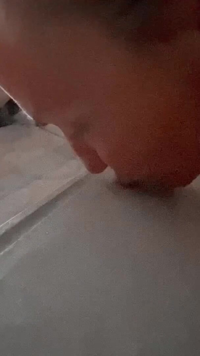 ราชินีฉี่ดื่มปัสสาวะของเขาที่เคาน์เตอร์ห้องครัว | คลิป 3