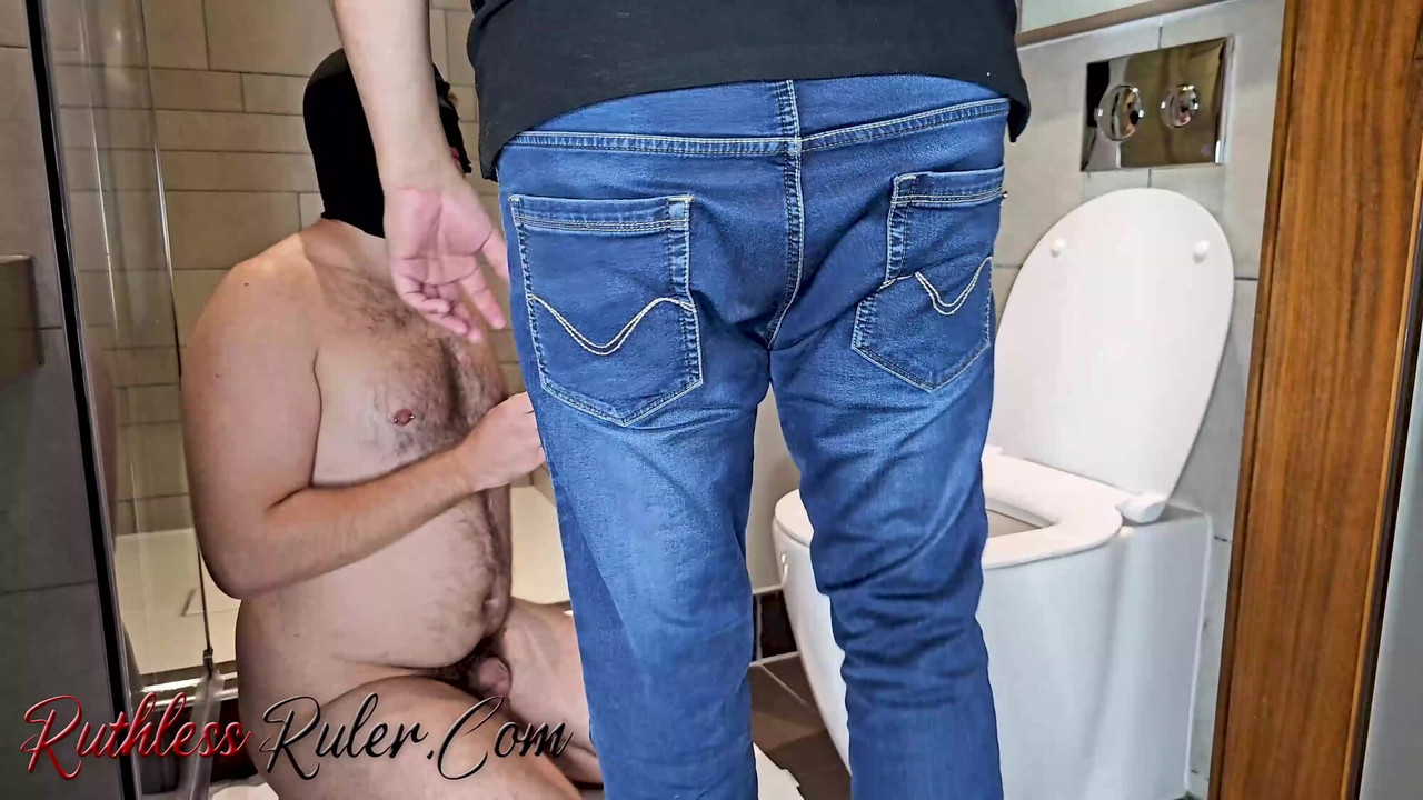 Blumpkin i lizanje toaletnog papira s vrtložnim pregledom