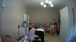 Une belle-mère nettoie la chambre à poil