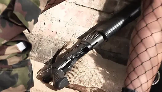 Cewek cantik militer ngentot kontol habis-habisan di luar ruangan