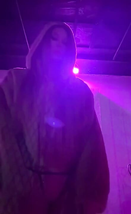 Uno, un cigarrillo con bikini y una chaqueta en el club