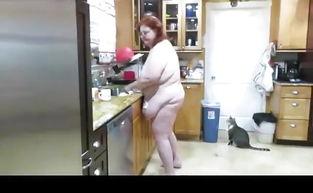 İstenilen video büyük şişman anne orta yaşlı seksi kadın onunla edepsizce konuşurken mutfağı süngeriyle temiziyor