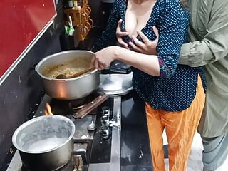 India ama de casa tiene sexo anal en la cocina mientras ella cocina