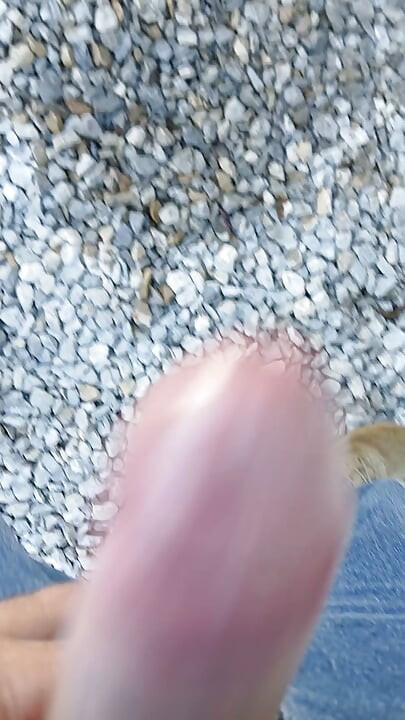 Une autre super vidéo de ma queue, en train de pisser et de me branler
