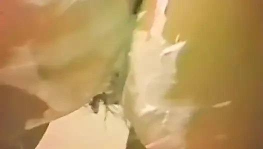 Amatör ev hanımı küvette kendini bağlıyor