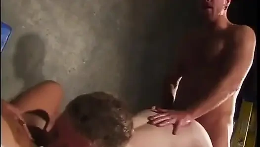 Миниатюрная азиатская телочка трахает страпоном мужика в тройничке