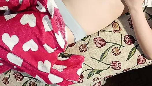 Üvey kız kardeşimi yatakta mastürbasyon yaparken izliyorum