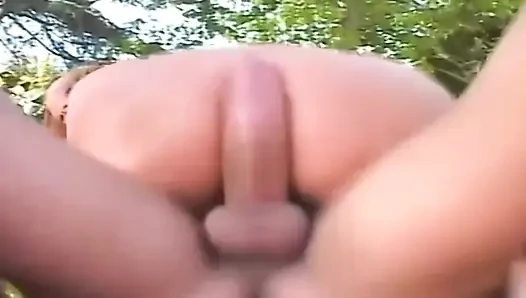 Cewek hot rambut pirang ini lagi asik melahap memeknya di seks threesome liar di luar ruangan