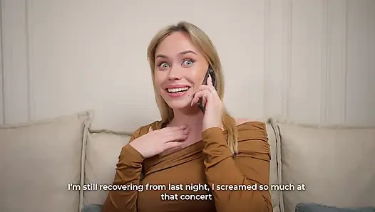 Dizüstü bilgisayarını tamir etmeye gittim, kız arkadaşımın azgın arkadaşı dizlerinin üstüne düştü ve yüzüne boşalmasını sağladım