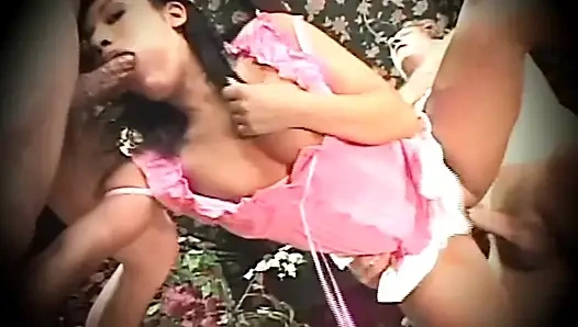 Büyük memeli sürtük için klasik çifte penetrasyon ve boşalma