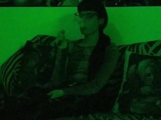 Sexy Goth Domina raucht in geheimnisvollem grünem Licht pt1 hd