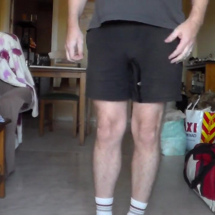 ジョンは彼の黒いショーツでおしっこをしている