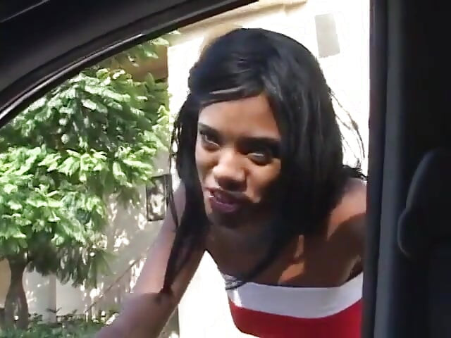 Linda pequeña chica negra de tetas obtiene su coño mojado lamido y follado