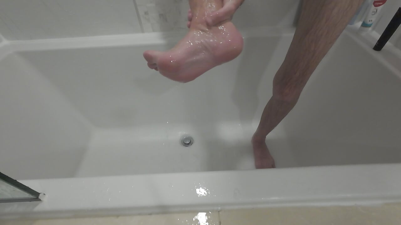 J’ai besoin d’un esclave aux pieds pour adorer ma taille 10 pieds